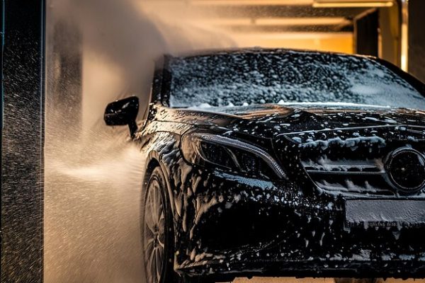 تنظيف السيارة